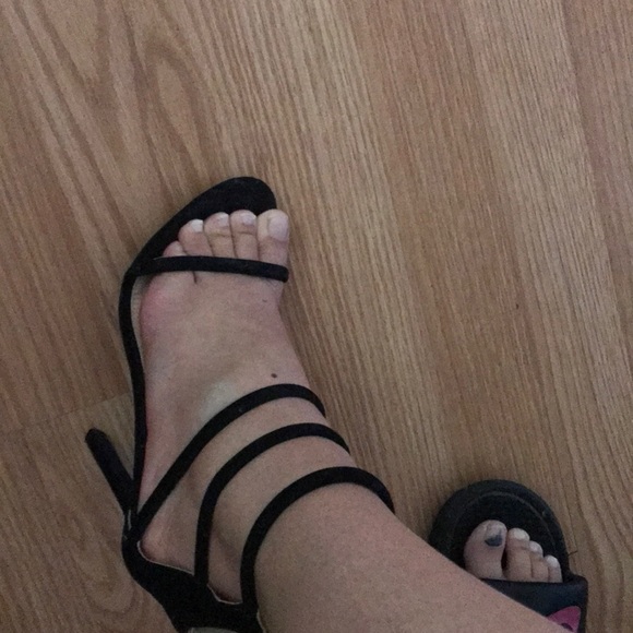 Heels - Picture 4 of 4